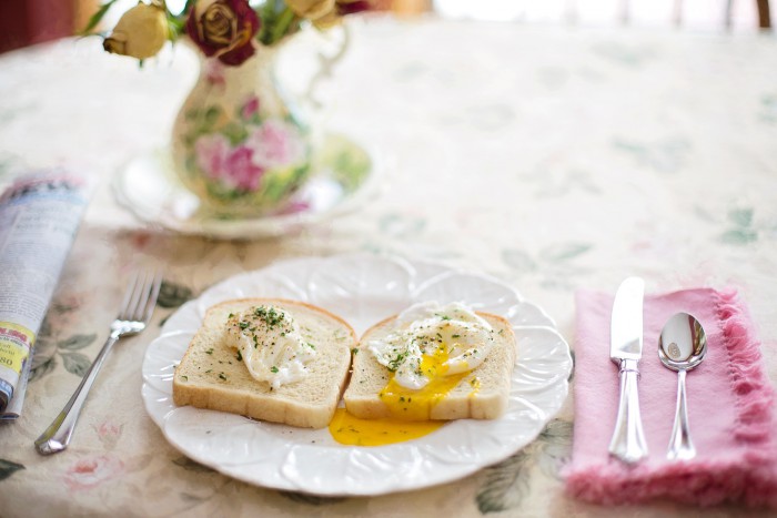 Frühstück bei Fructoseintoleranz: Poached Eggs auf Toast