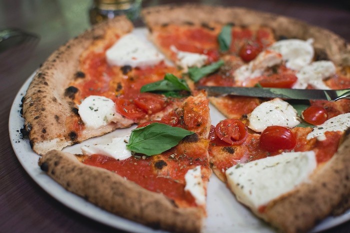 Bei der Low Carb Ernährung zählt Pizza aufgrund des hohen Gehalts an Kohlenhydraten zu seltenen Genüssen. © pixabay.com