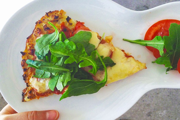 Was ergeben Karfiol, Eier, Tomaten und eine ordentliche Portion Käse? Richtig: leckere eiweißreiche Low Carb Pizza! ©kiweno