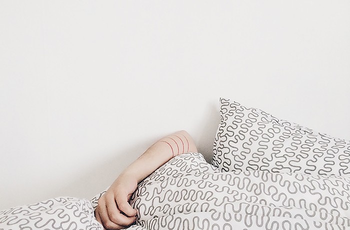 Dick durch Schlafmangel? Zu wenig Schlaf hat Auswirkungen auf dein Gemüt und dein Gewicht. © Pexels